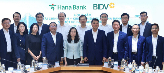 고영렬(앞줄 왼쪽 네 번째) 하나금융그룹 부사장, 정희수(앞줄 왼쪽 첫 번째) 하나금융연구소장, 레 응옥 람(앞줄 오른쪽 네 번째) BIDV 행장, 껀 반 륵(앞줄 오른쪽 두 번째 )BIDV 연구원장이 관계자들과 함께 지난 11일(현지시각) 베트남 하노이 호안끼엠 BIDV 본점에서 기념촬영을 하고 있다. [하나은행 제공]